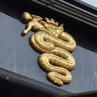 Logo in rilievo in oro zecchino